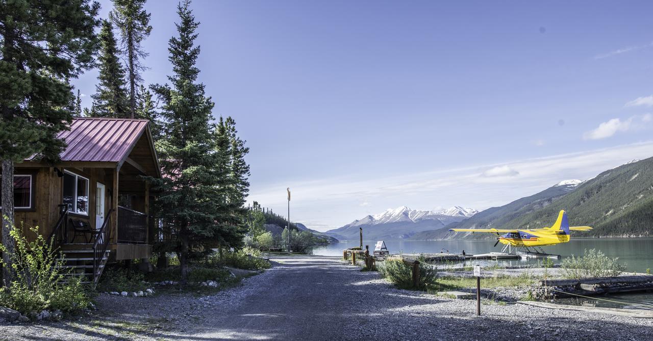 Northern Rockies Lodge Muncho Lake ภายนอก รูปภาพ