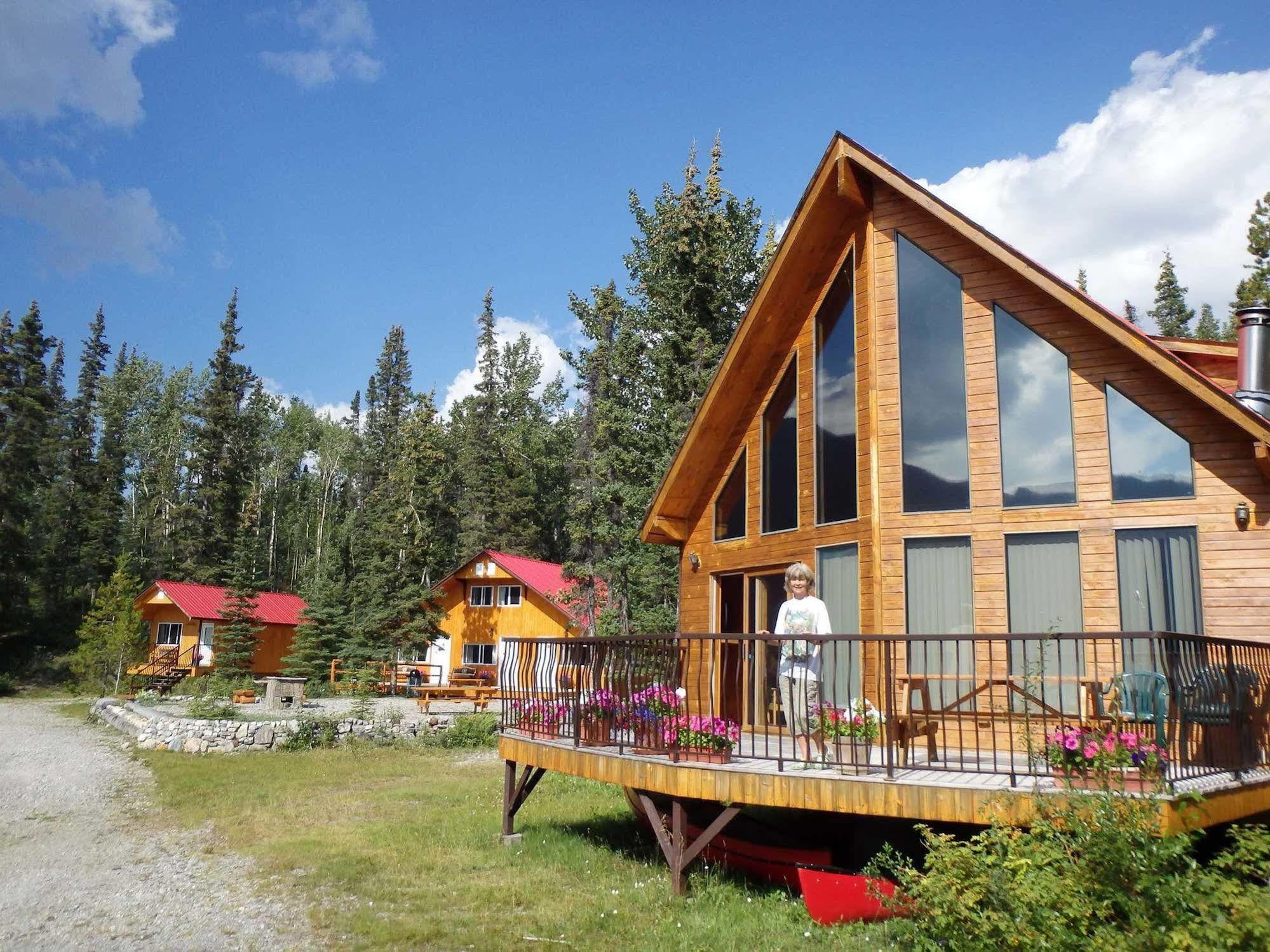 Northern Rockies Lodge Muncho Lake ภายนอก รูปภาพ