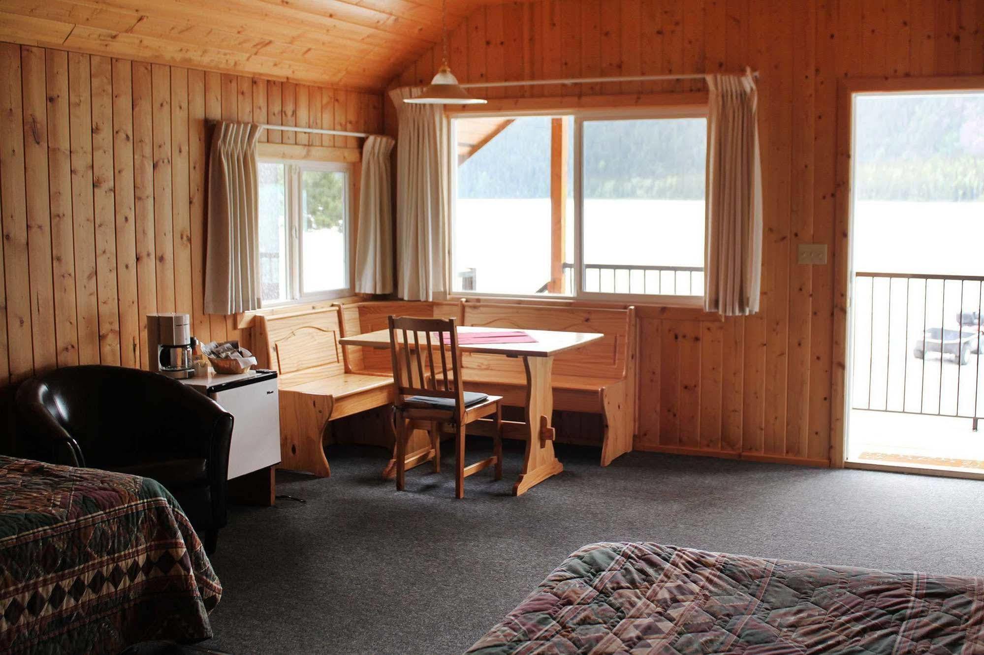 Northern Rockies Lodge Muncho Lake ภายนอก รูปภาพ
